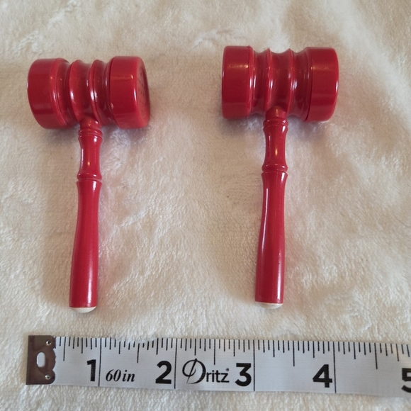 Old Gavel Mallet Shaped Vintage 1x2x4 Red Plastic Salt Pepper Shakers - Picture 7 of 7